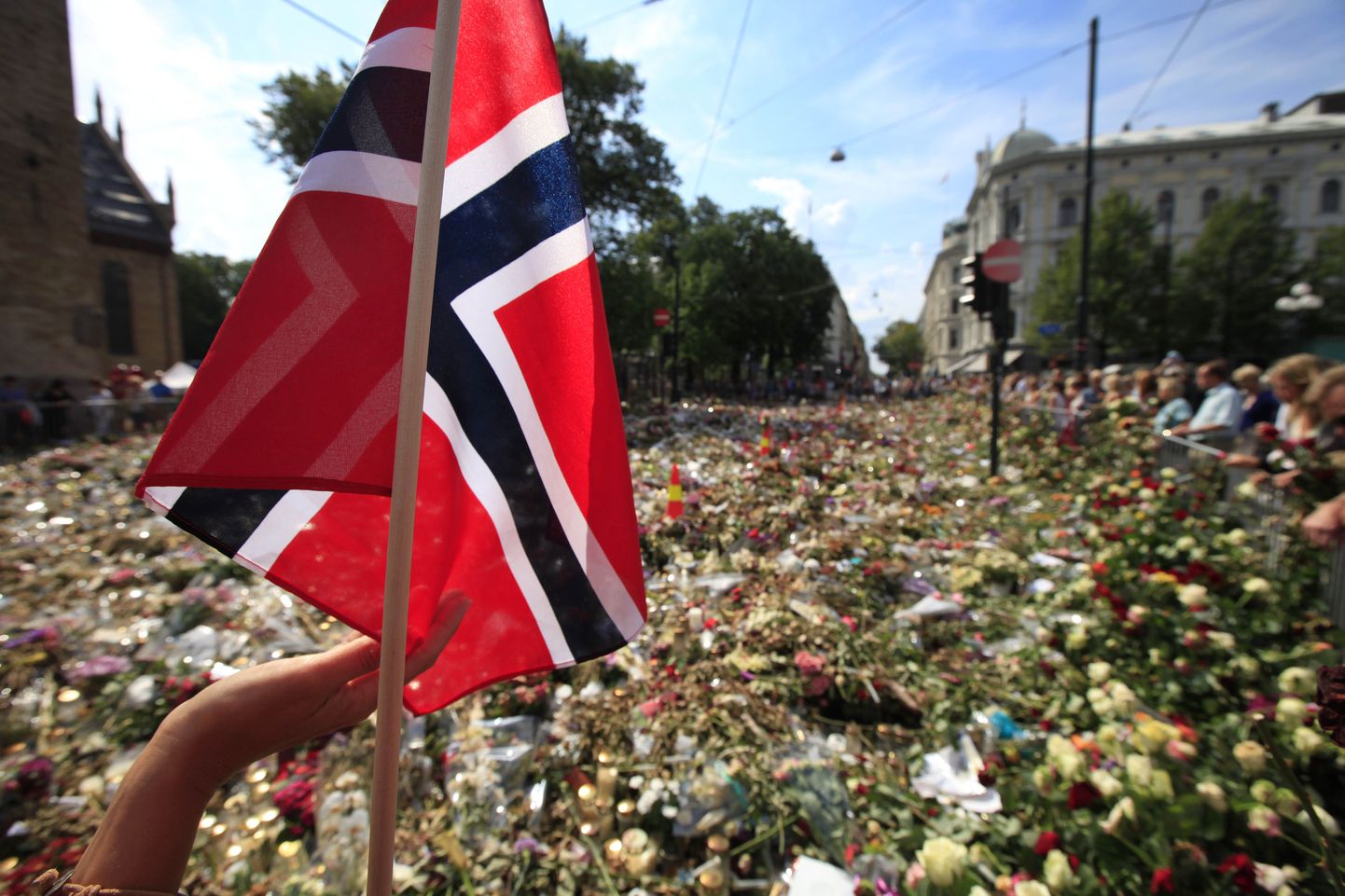 Lilled, küünlad ja Norra lipp Oslo katedraali juures.