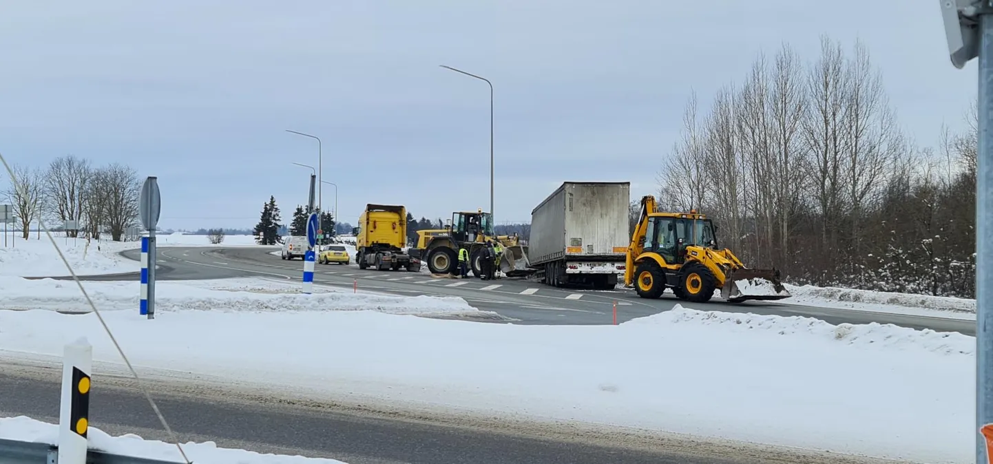 Sõmeru ristis sõitis reka täna enne kella kümmet hommikul kraavi.