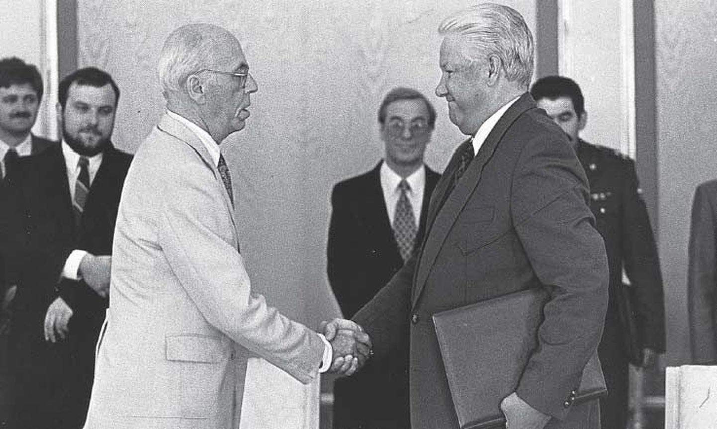 26. juuli 1994: Eesti president Lennart Meri ja Venemaa president Boriss Jeltsin kirjutasid Moskvas alla kokkuleppele, mille järgi lahkusid Eestist viimased okupatsioonivõimude esindajad.