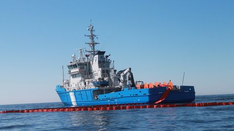 Reostustõrjelaev paigaldab Toila merereostuse ümber piirdepoomid