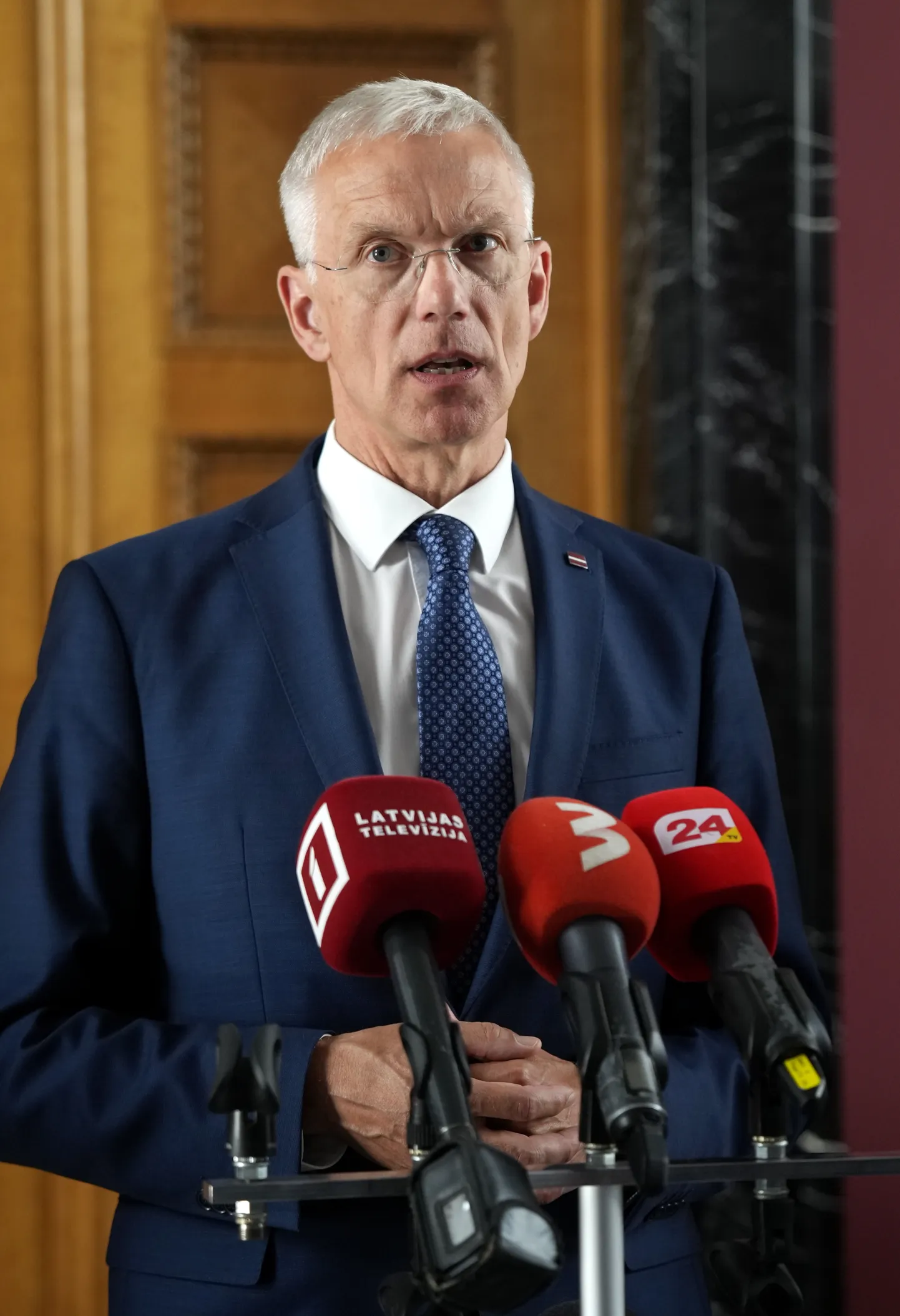 Ministru prezidents Krišjānis Kariņš piedalās preses brīfingā pēc tikšanās ar partijas "Apvienotais saraksts" un Nacionālās apvienības "Visu Latvijai!" – "Tēvzemei un Brīvībai/LNNK" pārstāvjiem, kurā pārrunāja valdības koalīcijas veidošanas gaitu.