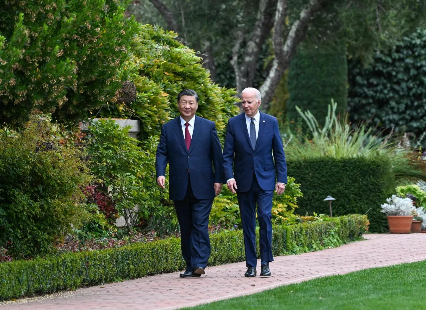Xi Jinping ja Joe Biden jalutuskäigul pärast kõnelusi Filoli kinnistul.