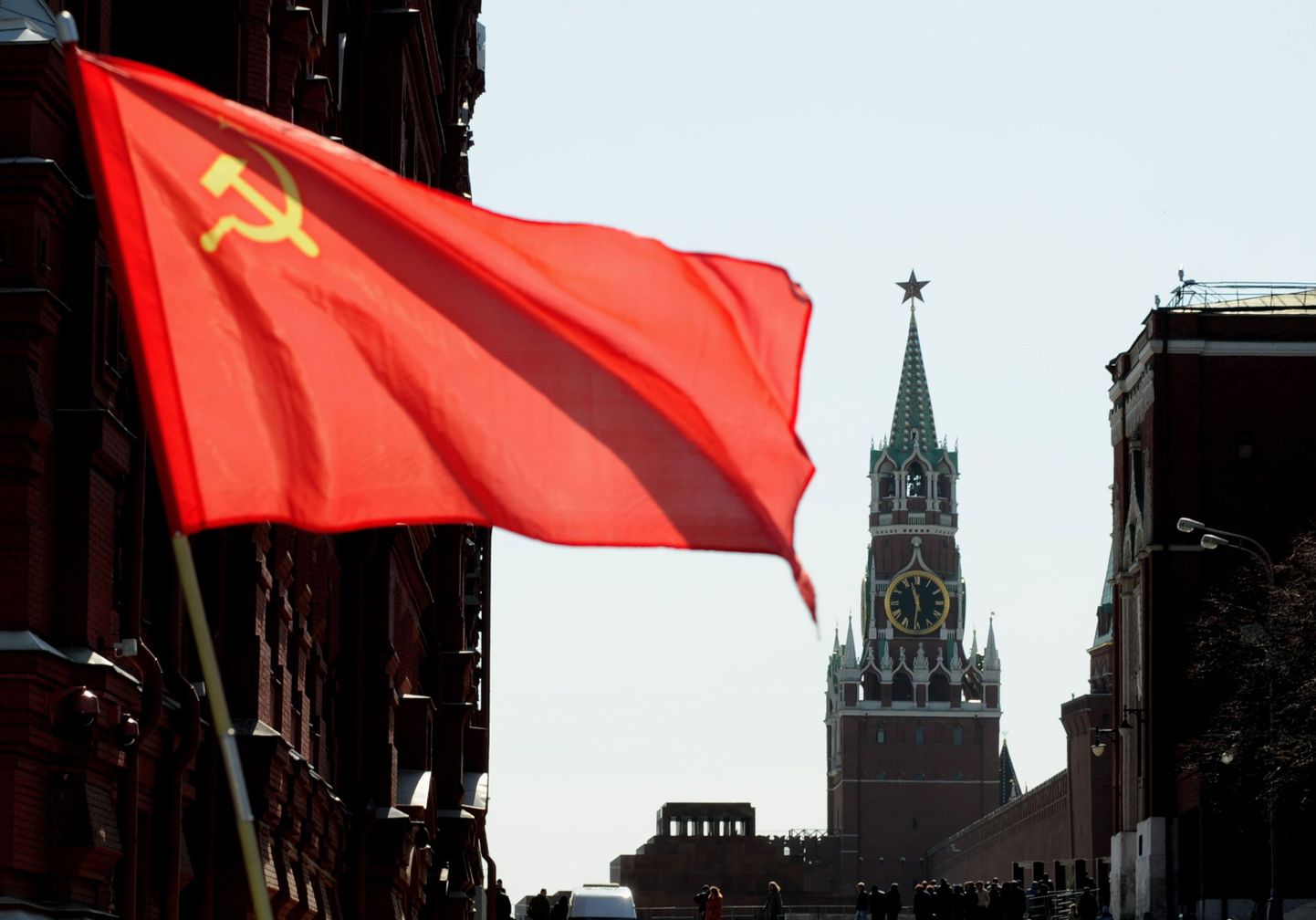 Nõukogude Liidu lipp Kremli taustal.