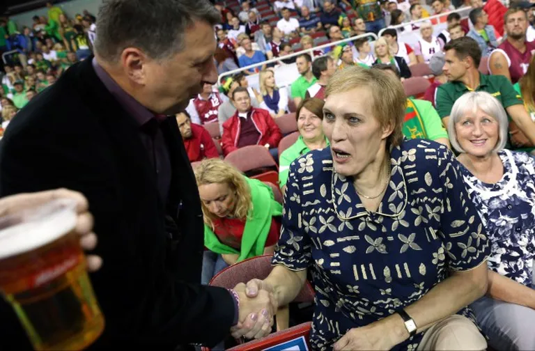 Raimonds Vējonis un Latvijas basketbola leģenda, divkārtējā olimpiskā čempione basketbolā Uļjana Semjonova