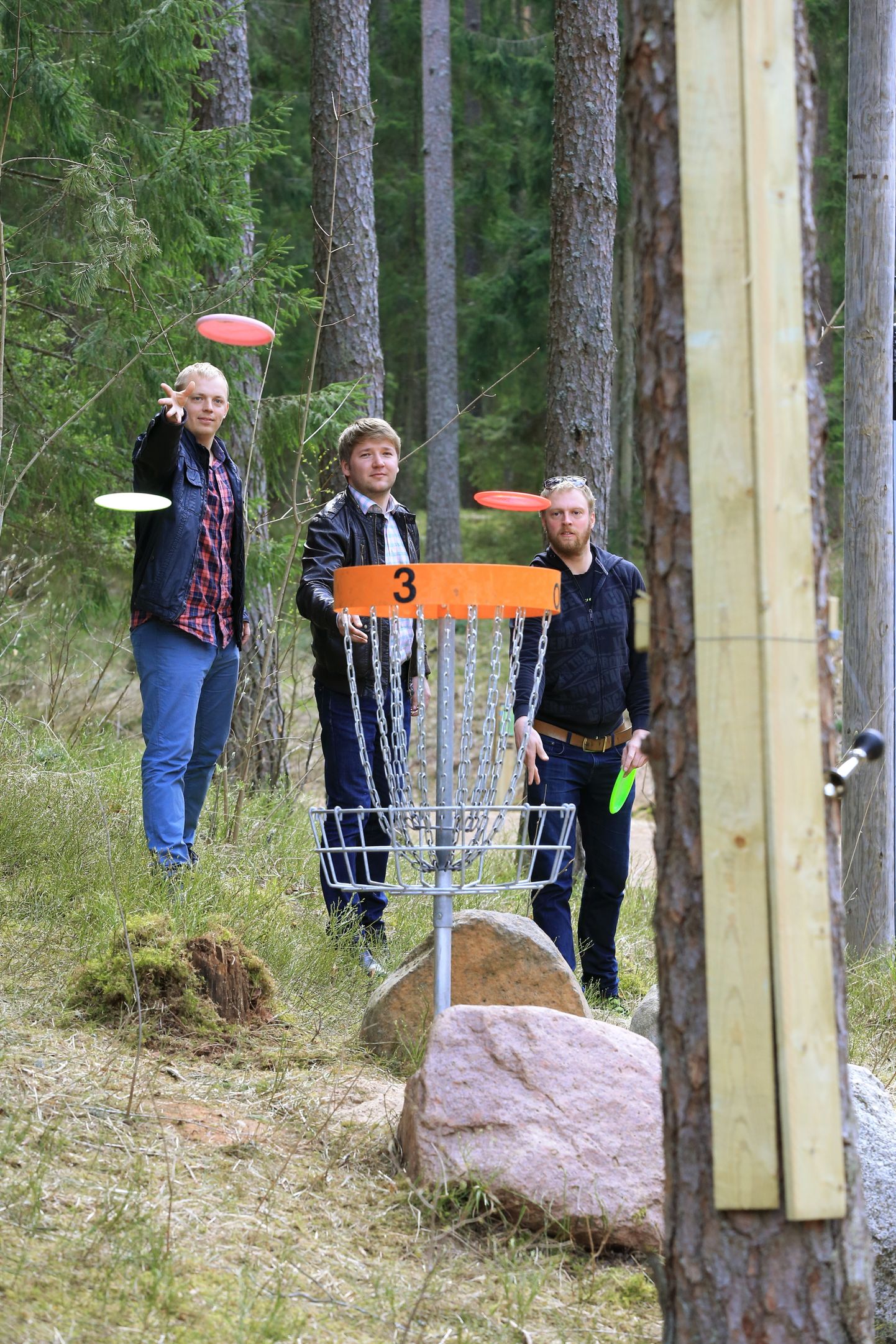 Vooremäe Tervisespordikeskuse disc golfi rada. 
Pildil rajameistrid Tanel Mehine (vasakul) ja Ergo Leibak (paremal) ning Haaslava vallavanem Priit Lomp.
