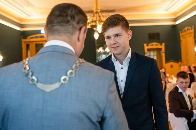 “Pärnu linna aasta õpilaseks valitud Karl-Erik Volberg on huvitatud paljudest erinevatest teemadest ja ta saavutas suurepäraseid tulemusi nii vabariiklikel kui ka rahvusvahelistel olümpiaadidel ja võistlustel.