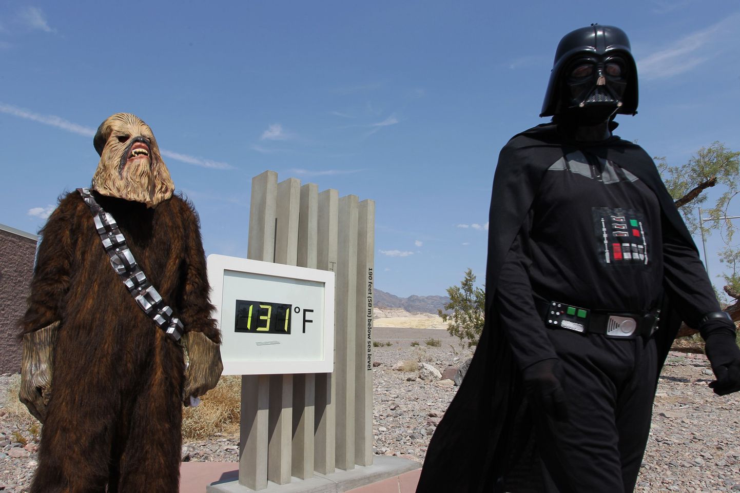 Filmide «Star Wars» tegelasteks kehastunud Surmaoru termomeetri juures
