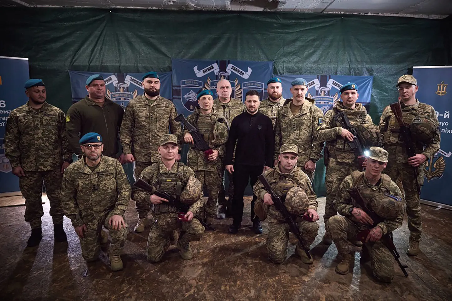 Ukraina president Volodõmõr Zelenskõi kohtumas sõjaväelastega Sumõ oblastis.