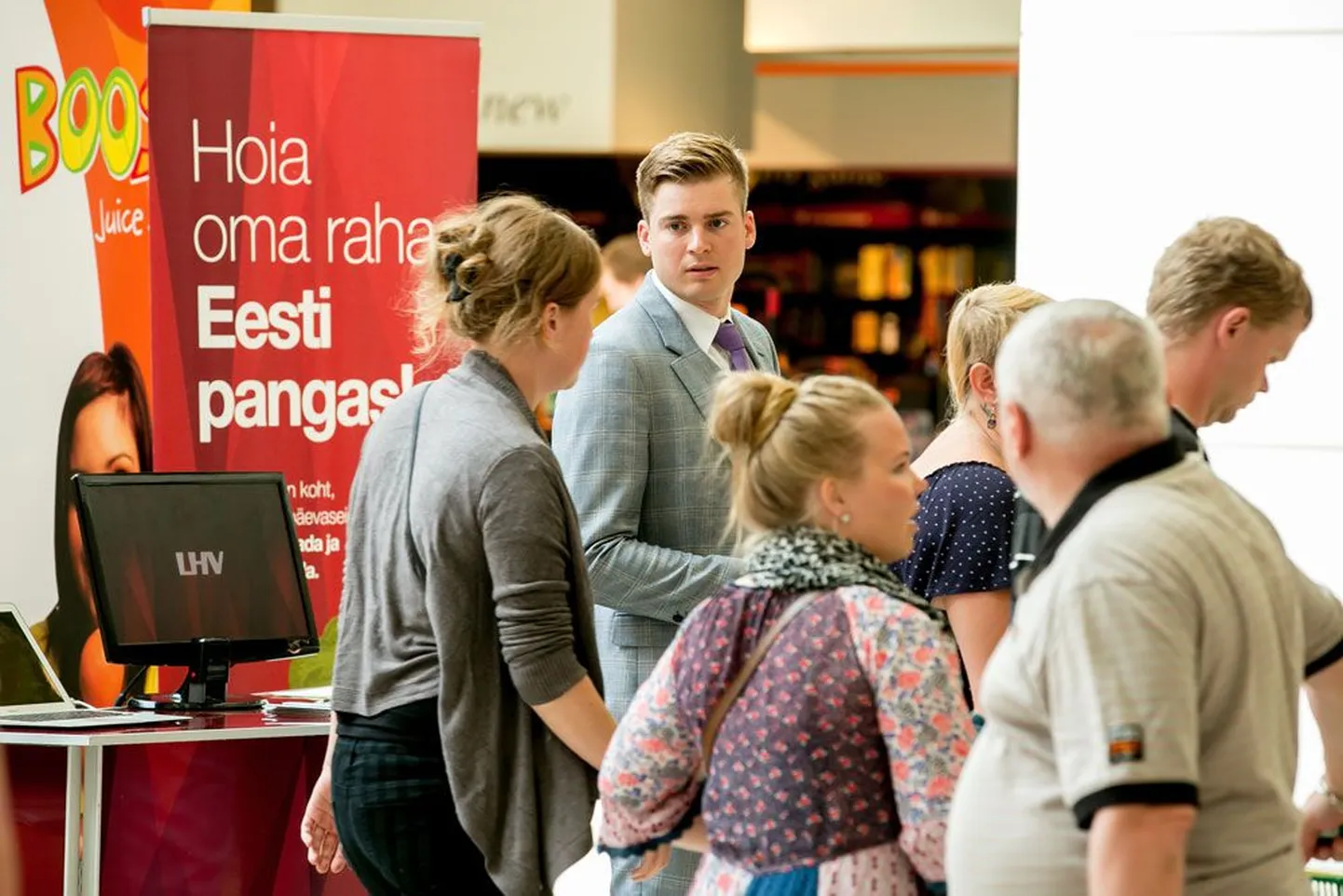 LHV pensionifondide müüjad kaubanduskeskuses.