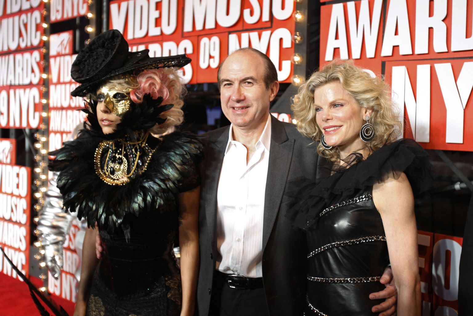 Viacomi juht Philippe Dauman Lady Ga-Ga (vasakul) ning abikaasa Deborahga MTV muusikaauhindade jagamisel. Dauman oli eelmisel aastal S&P 500 ettevõtete kõige kõrgemini tasustatud juht.