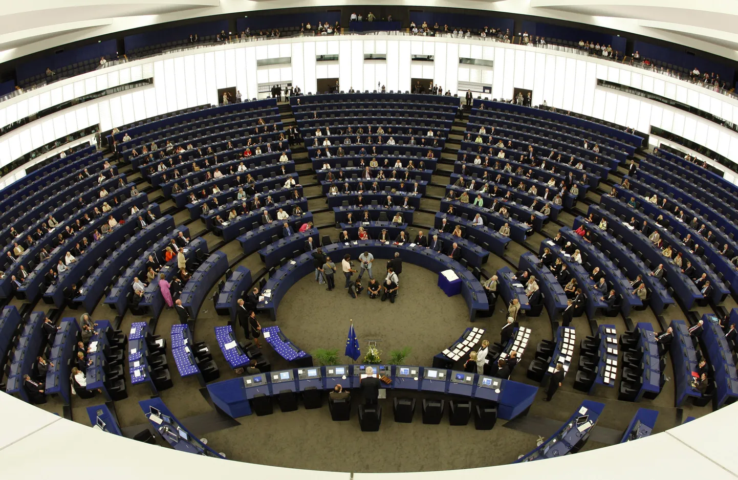 Uued eurosaadikud kogunevad parlamendi täiskogu istungile.