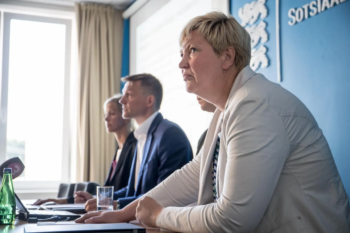 Marika Priske sotsiaalministeeriumis pressikonverentsil.
