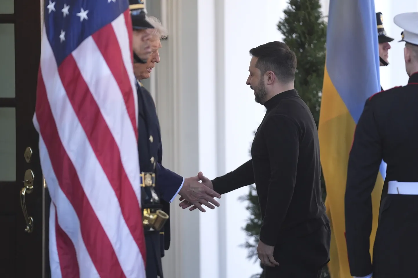 Трамп приветствует Зеленского в пятницу, 28 февраля, незадолго до громкой перепалки