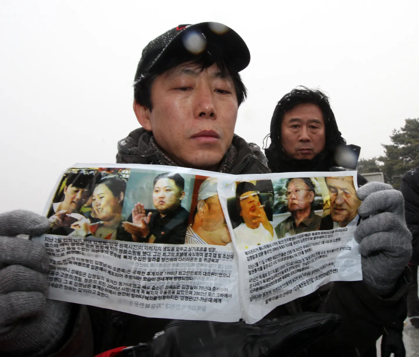 Endine põhjakorealane ja inimõigusaktivist Park Sang-hak lendlehti näitamas