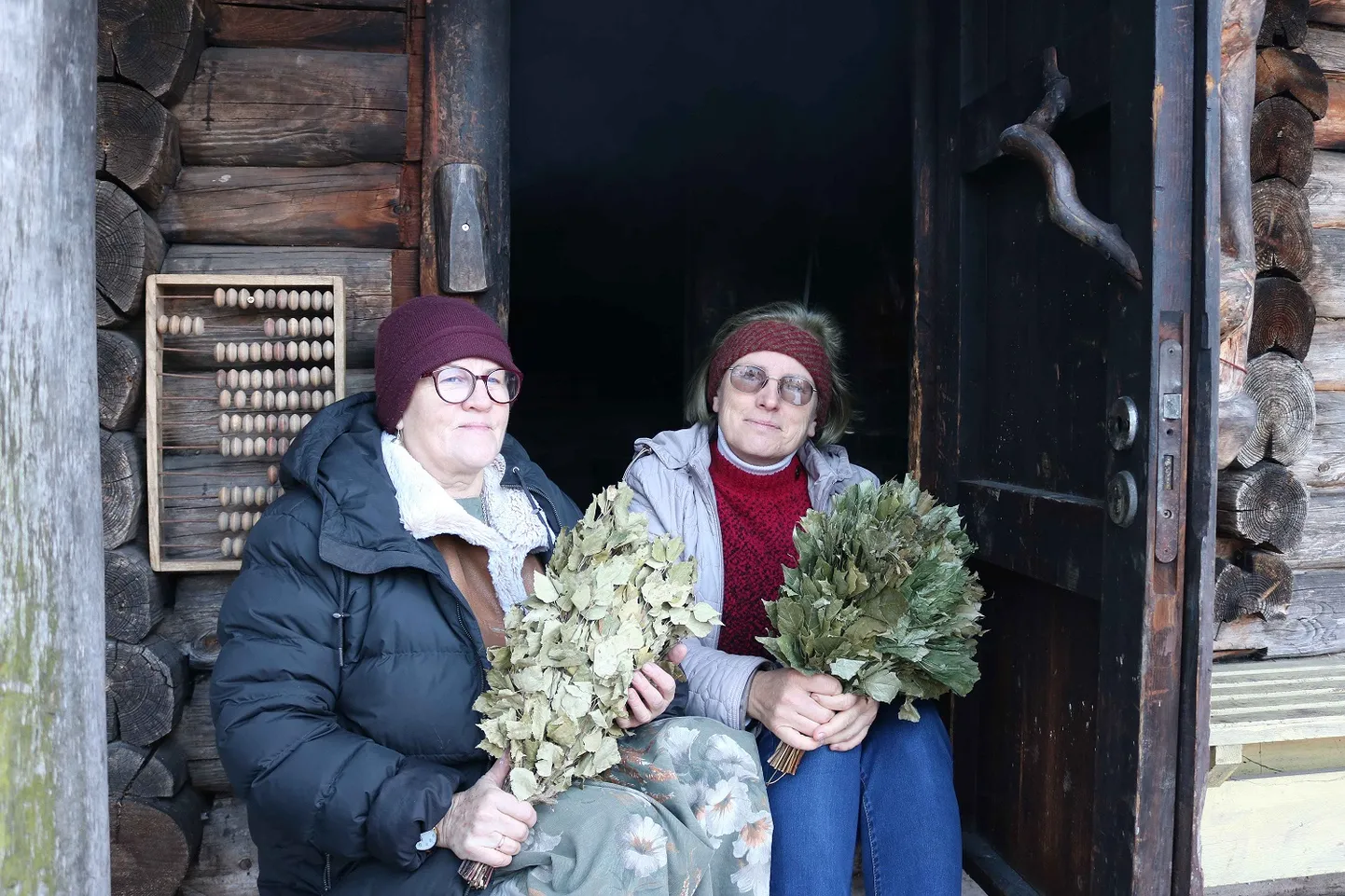 Mooska talu sauna ees istuvad UNESCO-protsessi eestvedajad Eda Veeroja (vasakul) ja Külli Eichenbaum.
