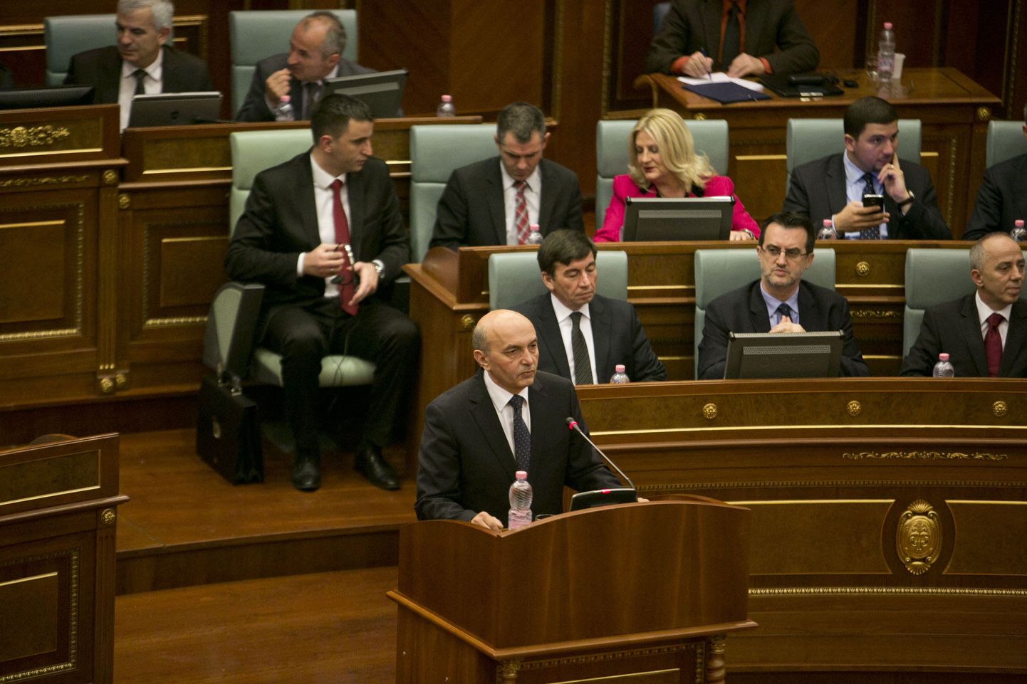 Kosovo peaminister Isa Mustafa kõnepuldi taga