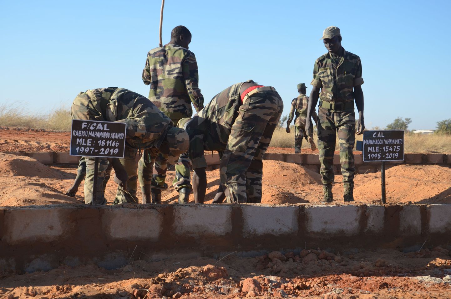Nigeri sõdurid kamraadide haudadel.