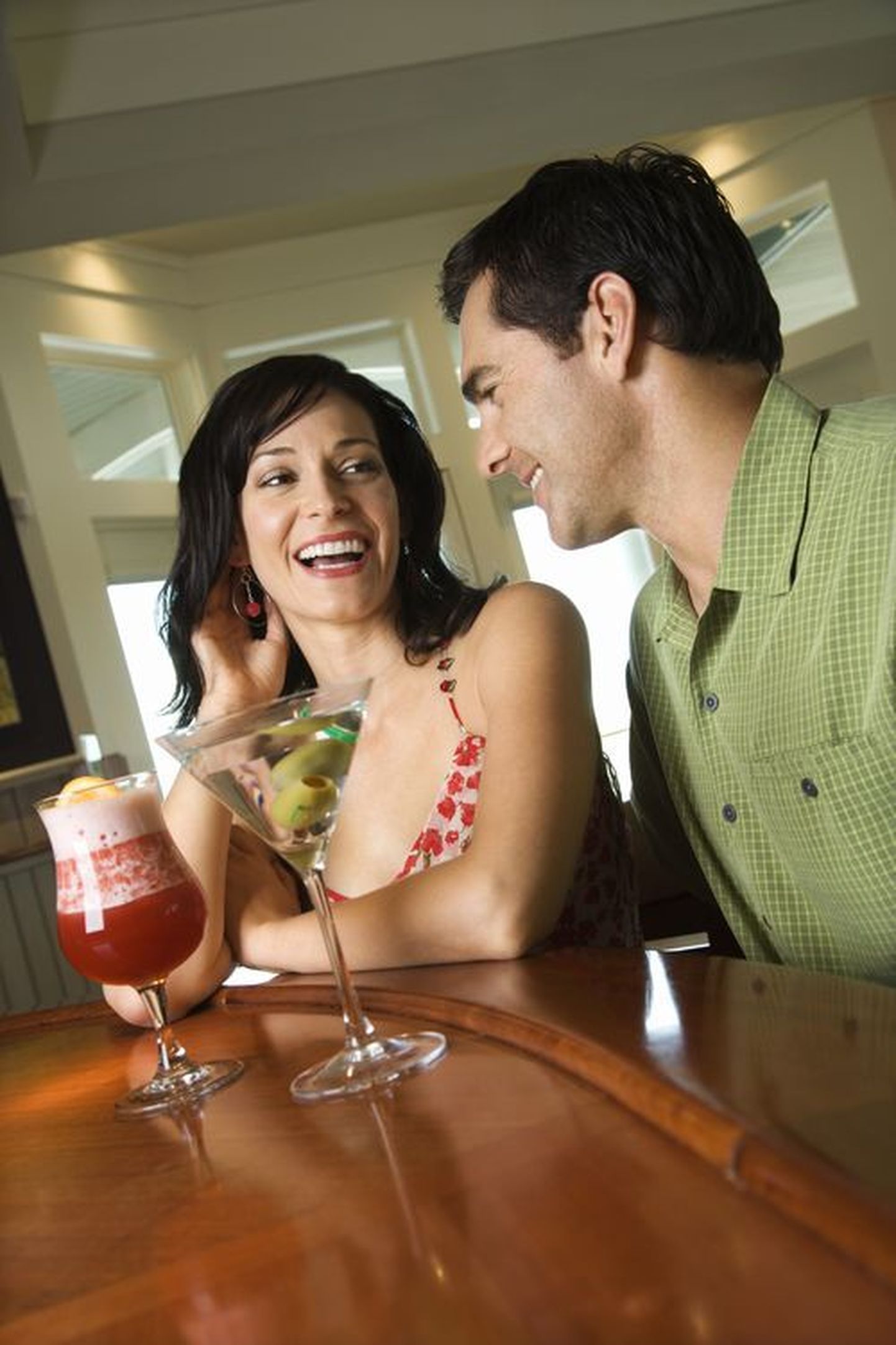 Ученые провели исследование и подтвердили: пьяным мужчинам женщины, как правило, кажутся более привлекательными, чем они есть на самом деле.