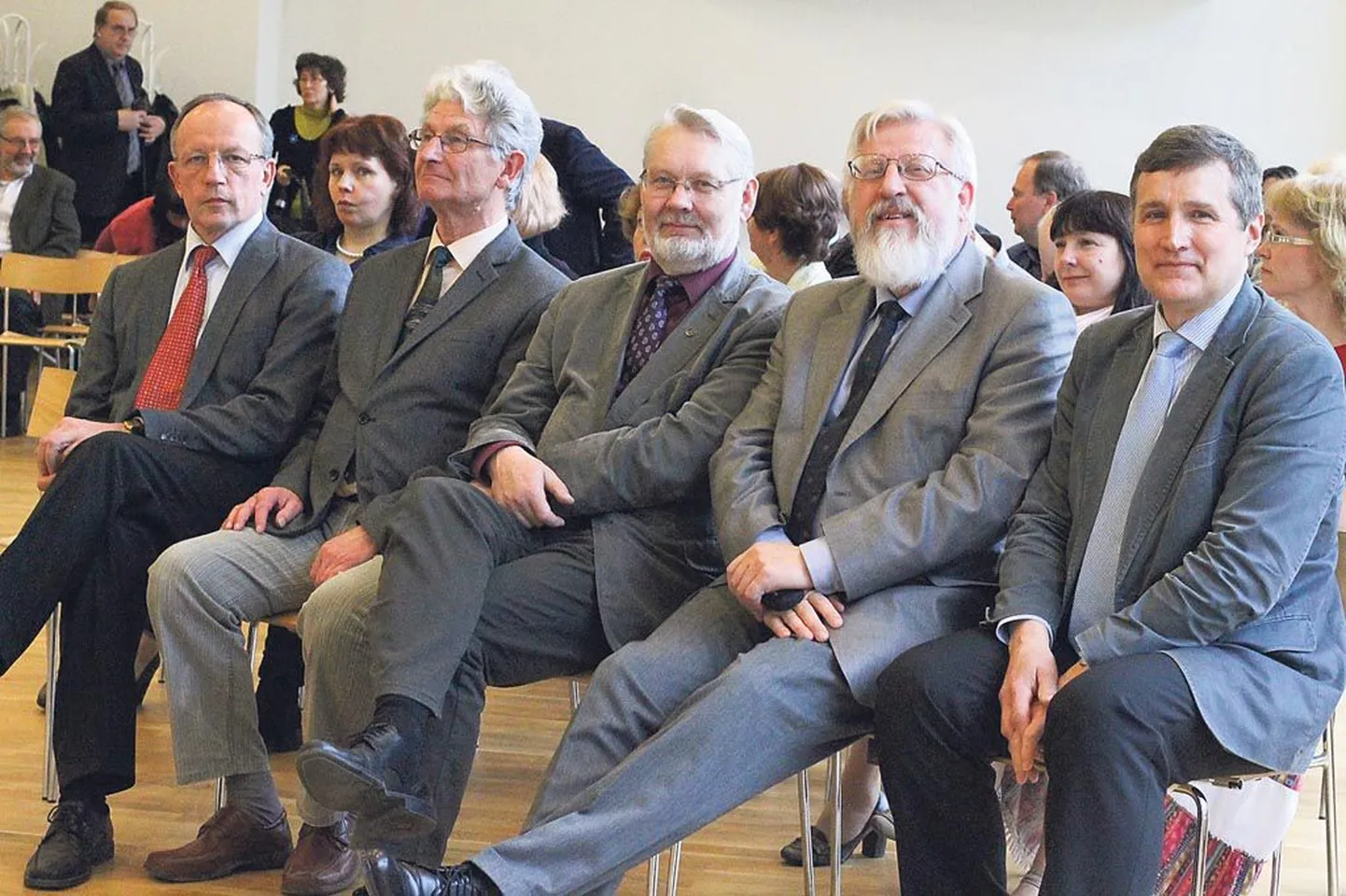 Eesti teaduste akadeemia teaduspäeval valmistuvad ettekandeks (vasakult) akadeemikud Toomas Asser, Agu Laisk, akadeemia peasekretär Margus Lopp, akadeemia president Tarmo Soomere ja Urmas Varblane.