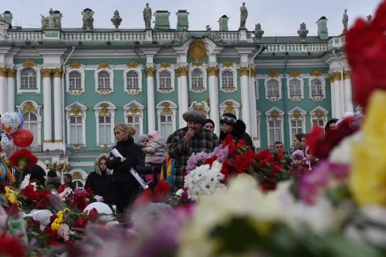 Venelased tõi täna Peterburis lennuõnnetuse ohvrite mälestuseks Paleeväljakule hulganisti lilli.