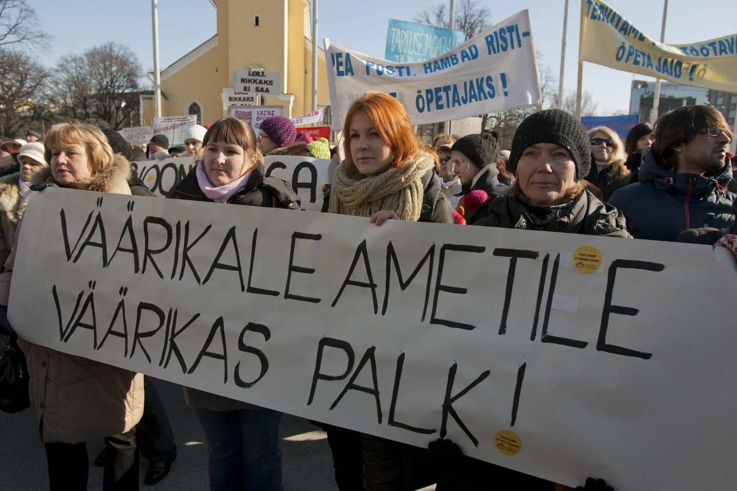 Tosina aasta eest suurstreigi korraldanud õpetajad kogunesid Tallinnasse Vabaduse väljakule miitingule, millest politsei hinnangul võttis osa üle 3500 inimese.