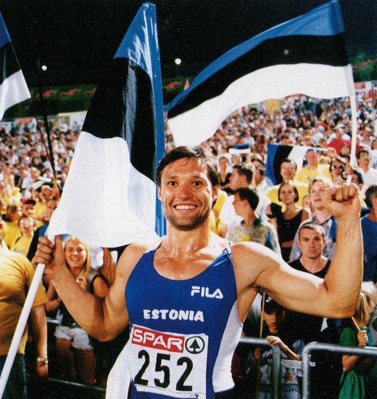 Budapest 1998: EM-kuld on võidetud ja Erki Nool võib oma fänniarmee taustal rahulolevalt poseerida.