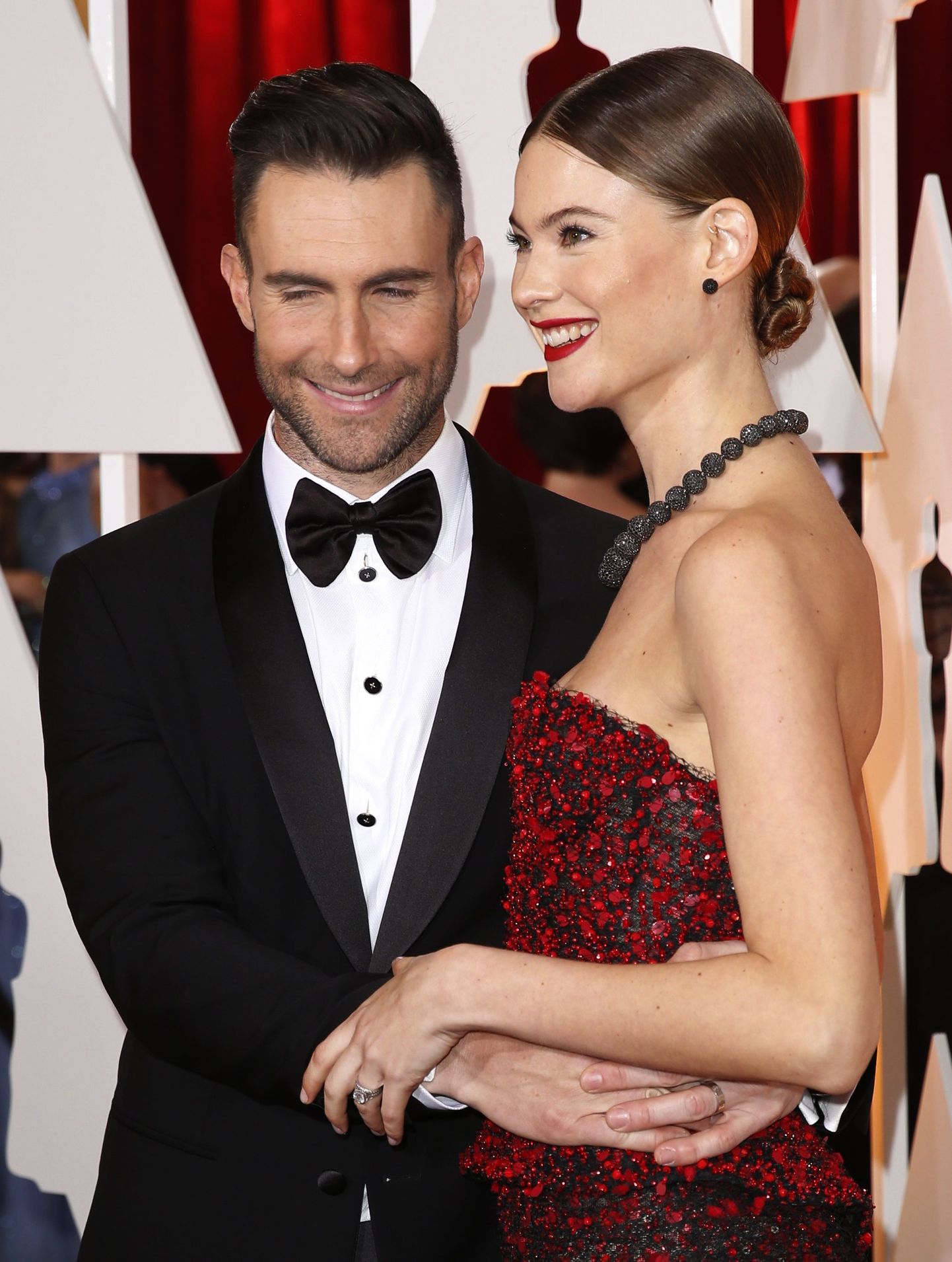 Singer Adam Levine and his wife Behati Prinsloo arrive at the 87th Academy Awards in Hollywood, California February 22, 2015. REUTERS/Lucas Jackson (UNITED STATES TAGS:ENTERTAINMENT) (OSCARS-ARRIVALS)