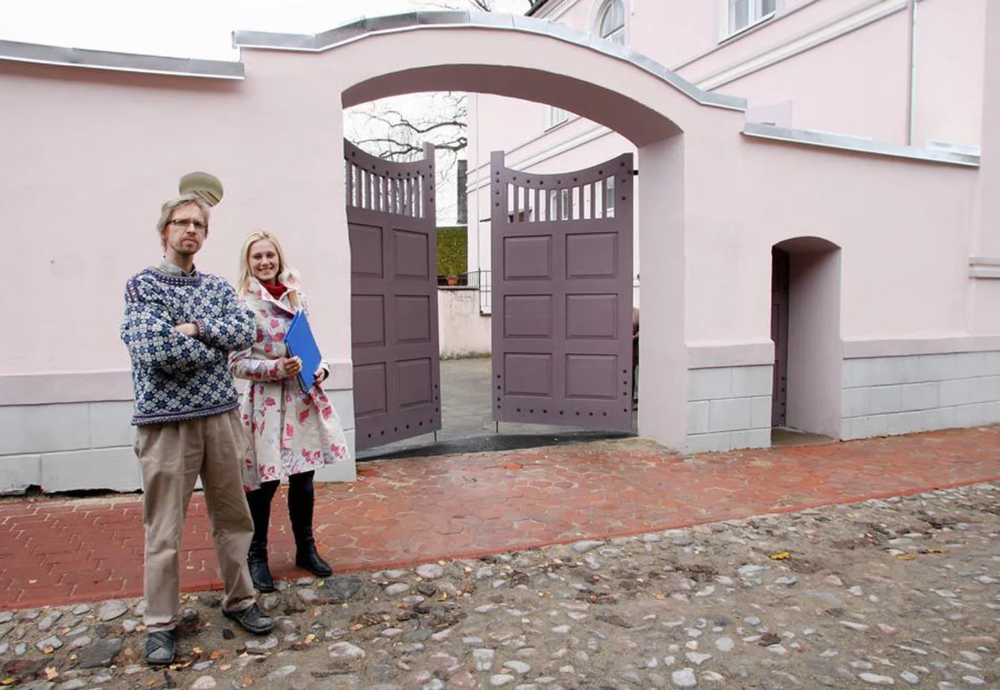 Viljandi vaba waldorfkool sai fassaadiga samades toonides müüri. Tunnustatud rajatise juures seisavad kooli juhatuse liige Indrek Roosi ja lasteaednik Jaanika Tammemäe.