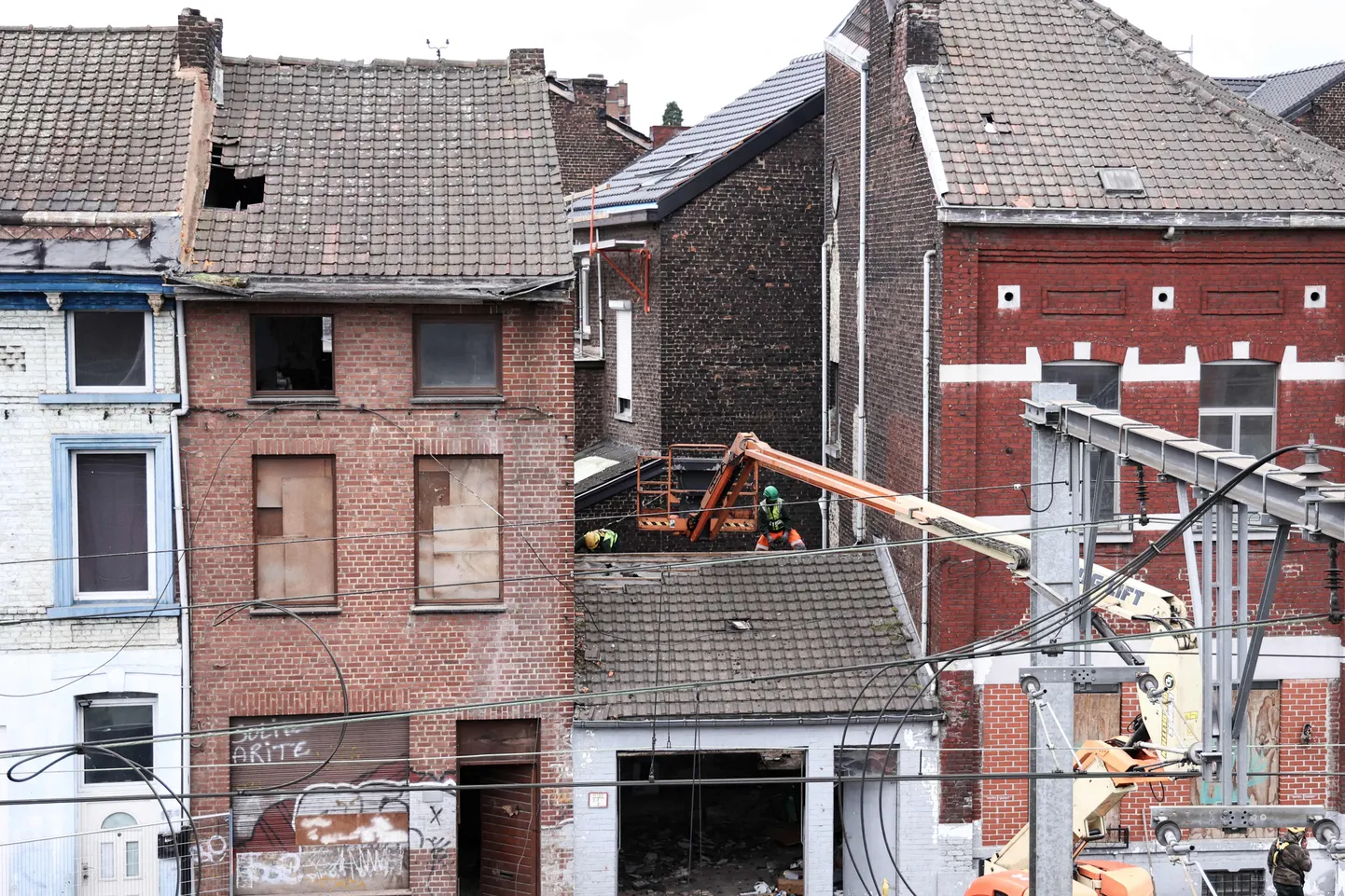 Belgias Charlerois' eeslinnas asutati lammutama kurikuulsa lapsetapja Marc Dutroux' maja.