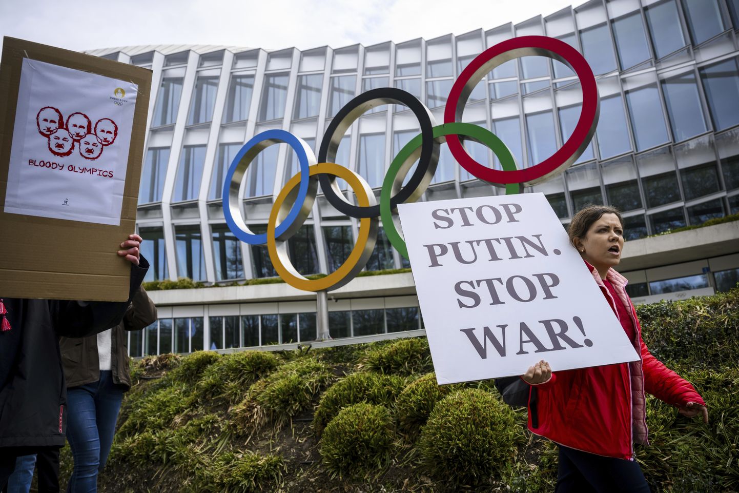 Kevadel Šveitsis ROKi peakontori ees toimunud meeleavaldus Venemaa ja Valgevene sportlaste olümpiale lubamise vastu.