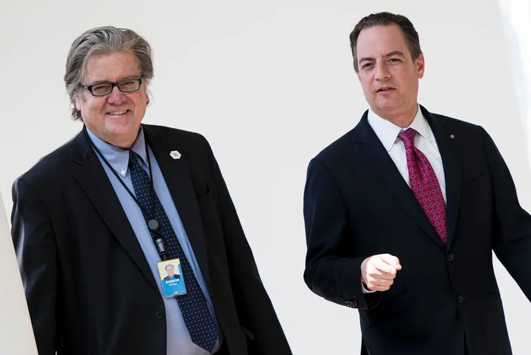 Steve Bannon (vasakul) ja Reince Priebus