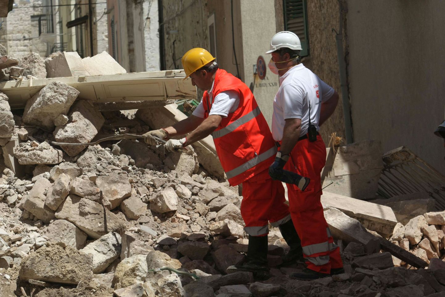 Itaalia tuletõrjujad otsivad Bari lähedal asuvas Conversanos elumaja rusudest ohvreid.