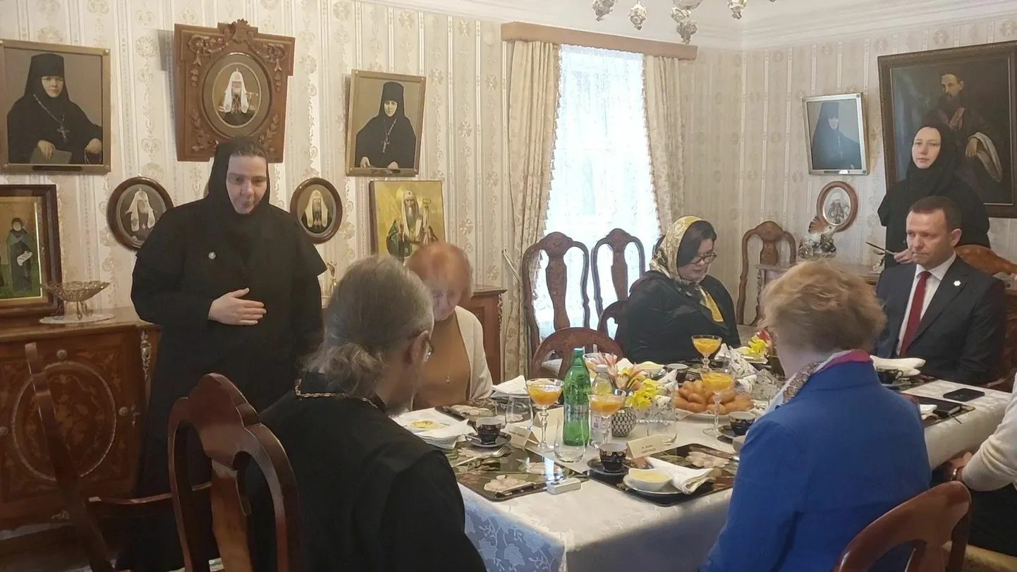 Pühtitsa kloostri iguumenja Filareta ja siseminister Lauri Läänemets kohtusid teisipäeval kloostris hommikusöögilauas. 