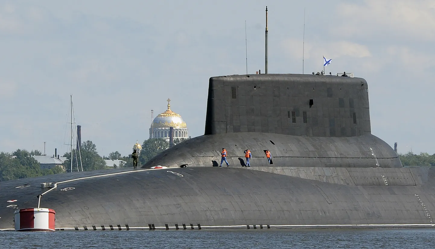 Pildil on 2017. aastal Peterburi mereväeparaadil osalenud tuumaallveelaev Dmitri Donskoi.
