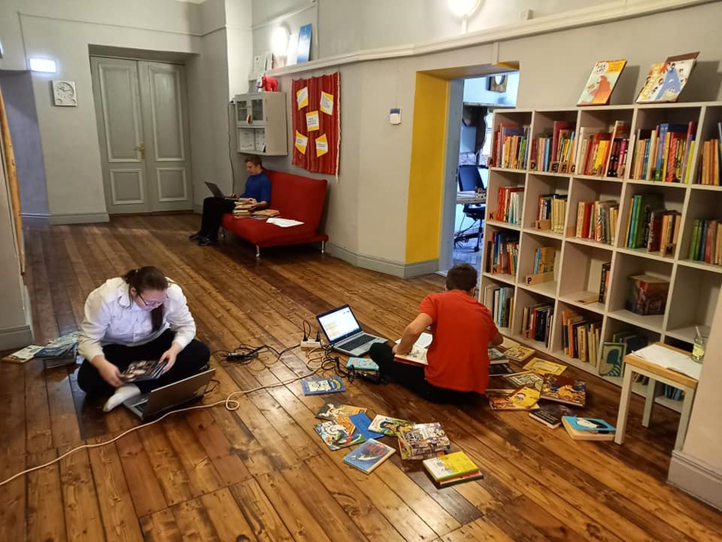 Vodja kooli õpilased seadsid riiuliraamatukogu taas töökorda.