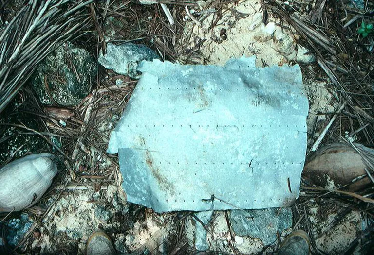 Kiribati Nikumaroro atollilt leitud metallitükk, mida seostatakse Amelia Earharti lennukiga