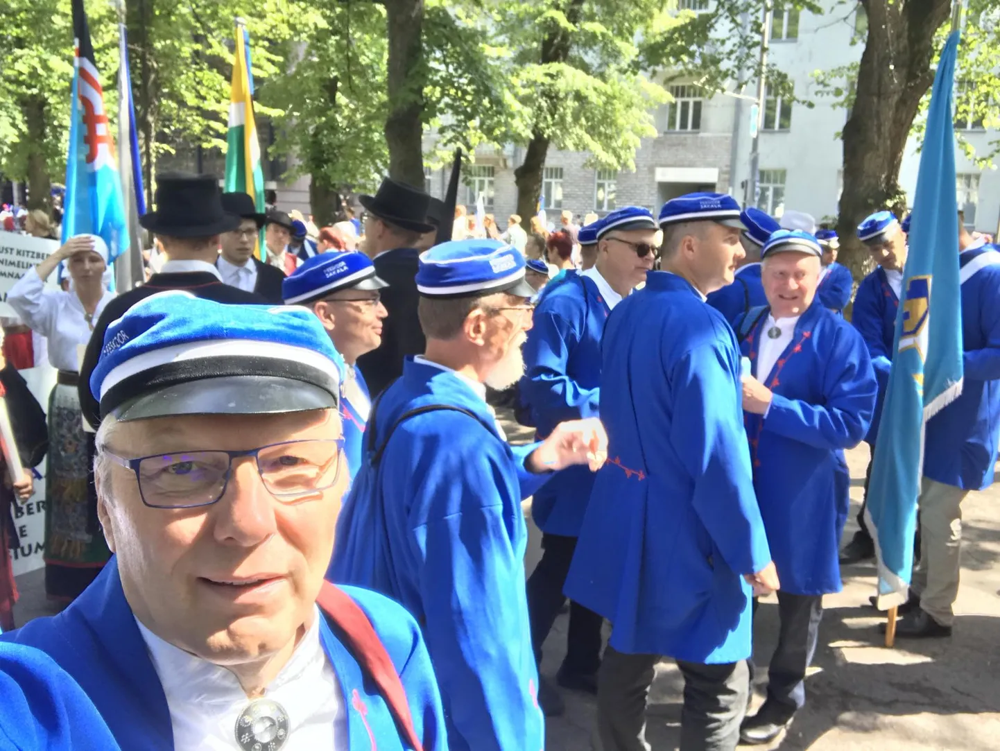 Staažikas laulumees Margus Rekor koos kaasvõitlejatega 2019. aasta üldlaulupeo rongkäigu starti ootamas.