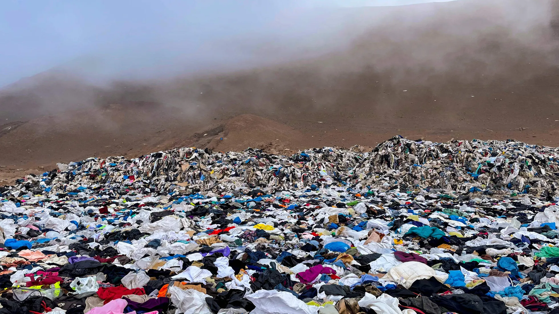Vaade Tšiili Atacama kõrbest, millest on saanud riiete surnuaed.