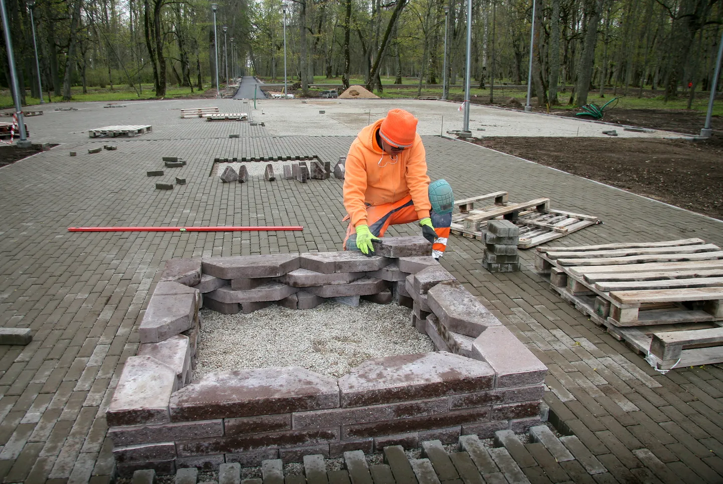 Jõhvi pargis on suur osa kõnniteedest saanud uue asfaltkatte ja kividest on laotud ka kaks platsi: laululava ette ja kontserdimaja lähedusse jäävale purskkaevuväljakule.