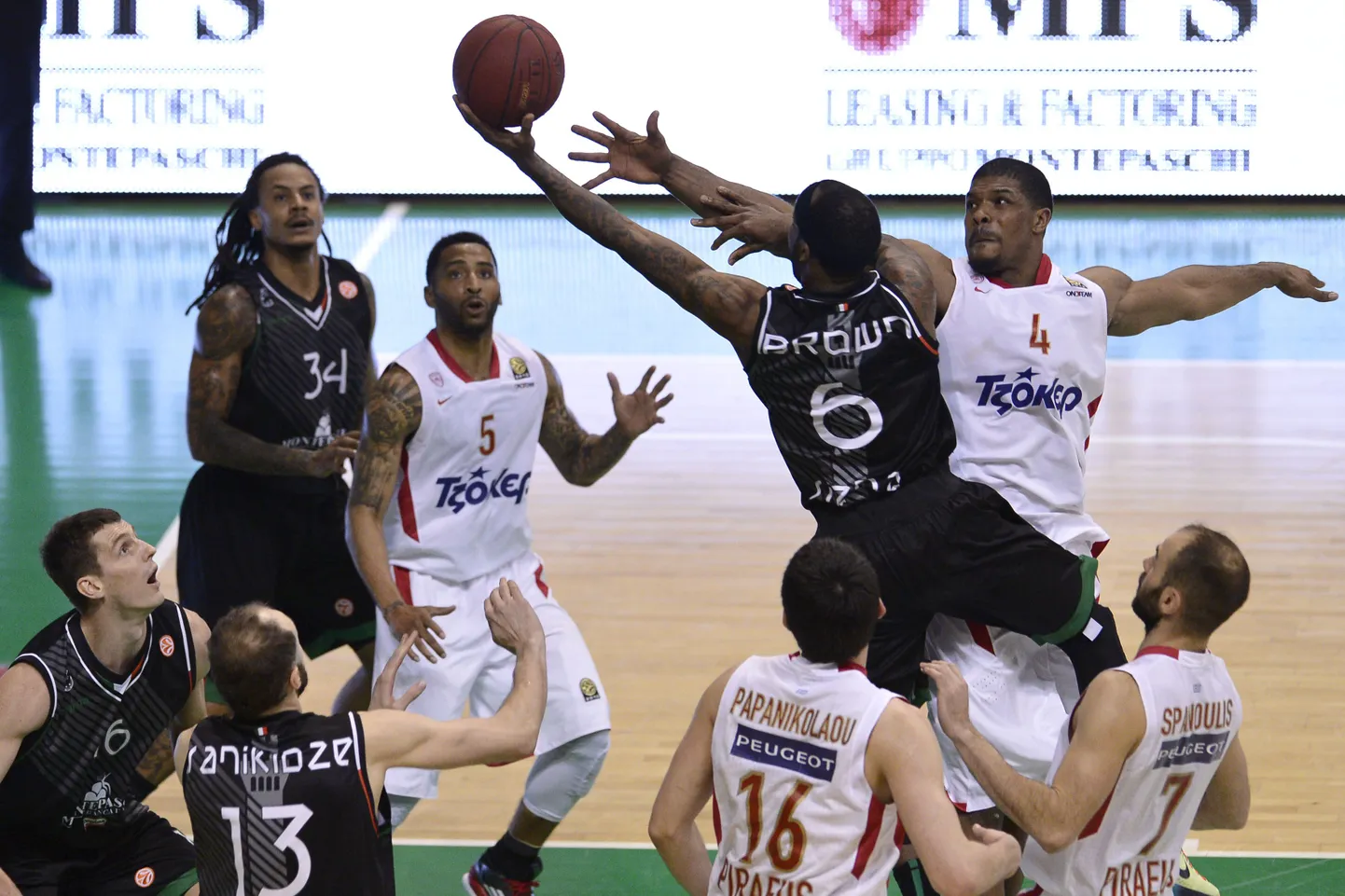 Bobby Brown (palliga) kohtumises Olympiacose vastu.