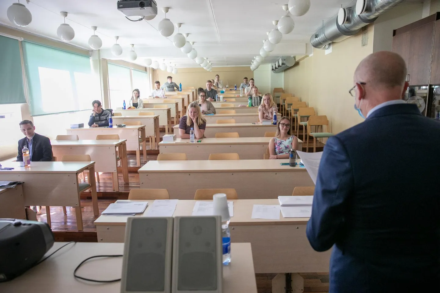 Õnneks ei pidanud Kadrina keskkooli 30 abiturienti eile riigieksamil maski kandma. Küll tegid seda kooli töötajad.