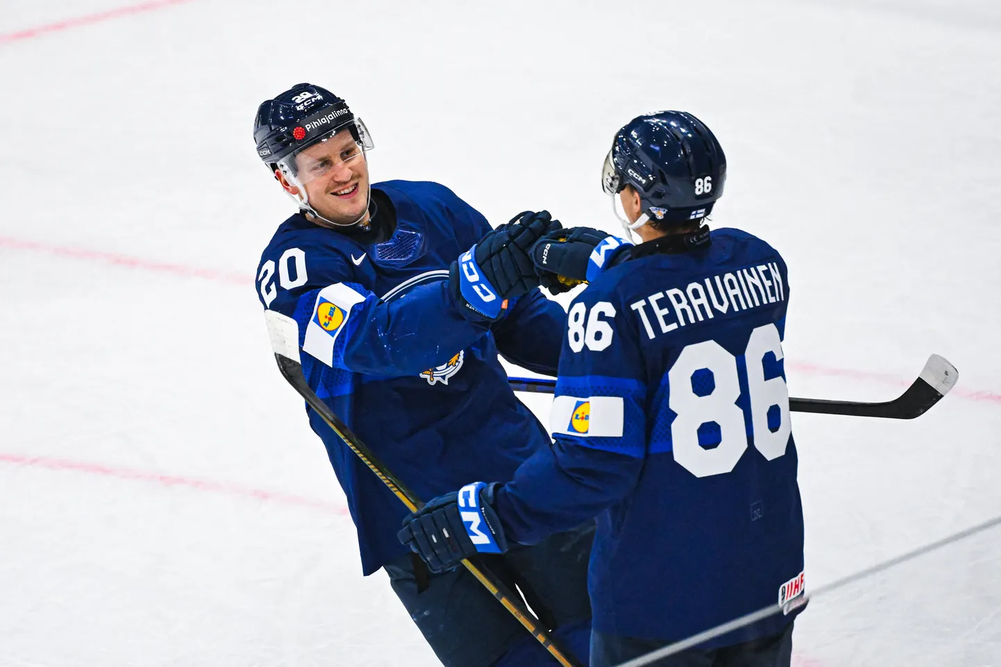 Somijas hokejisti Ēli Tolvanens un Teuvo Teravainens