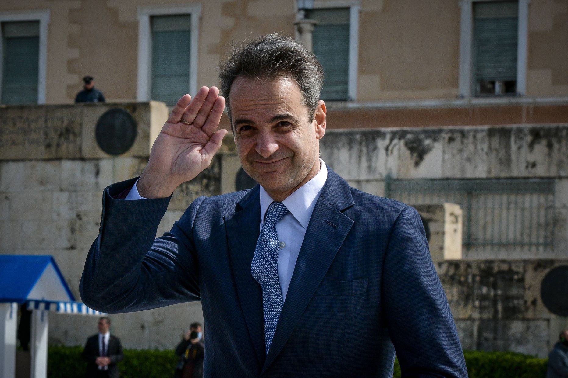 Kreeka peaminister Kyriákos Mitsotákis kutsus üles oma valitsust ning ka oma erakonda kuuluvaid parlamendiliikmeid loobuma poolest oma palgast.