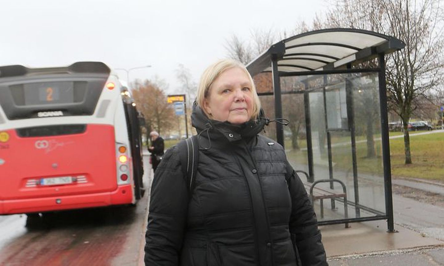 Эне Кюннап избегает садиться в автобус на тартуской остановке "Гимназия Аннелинна". Но в позапрошлую субботу она сделала исключение и получила серьезные повреждения.