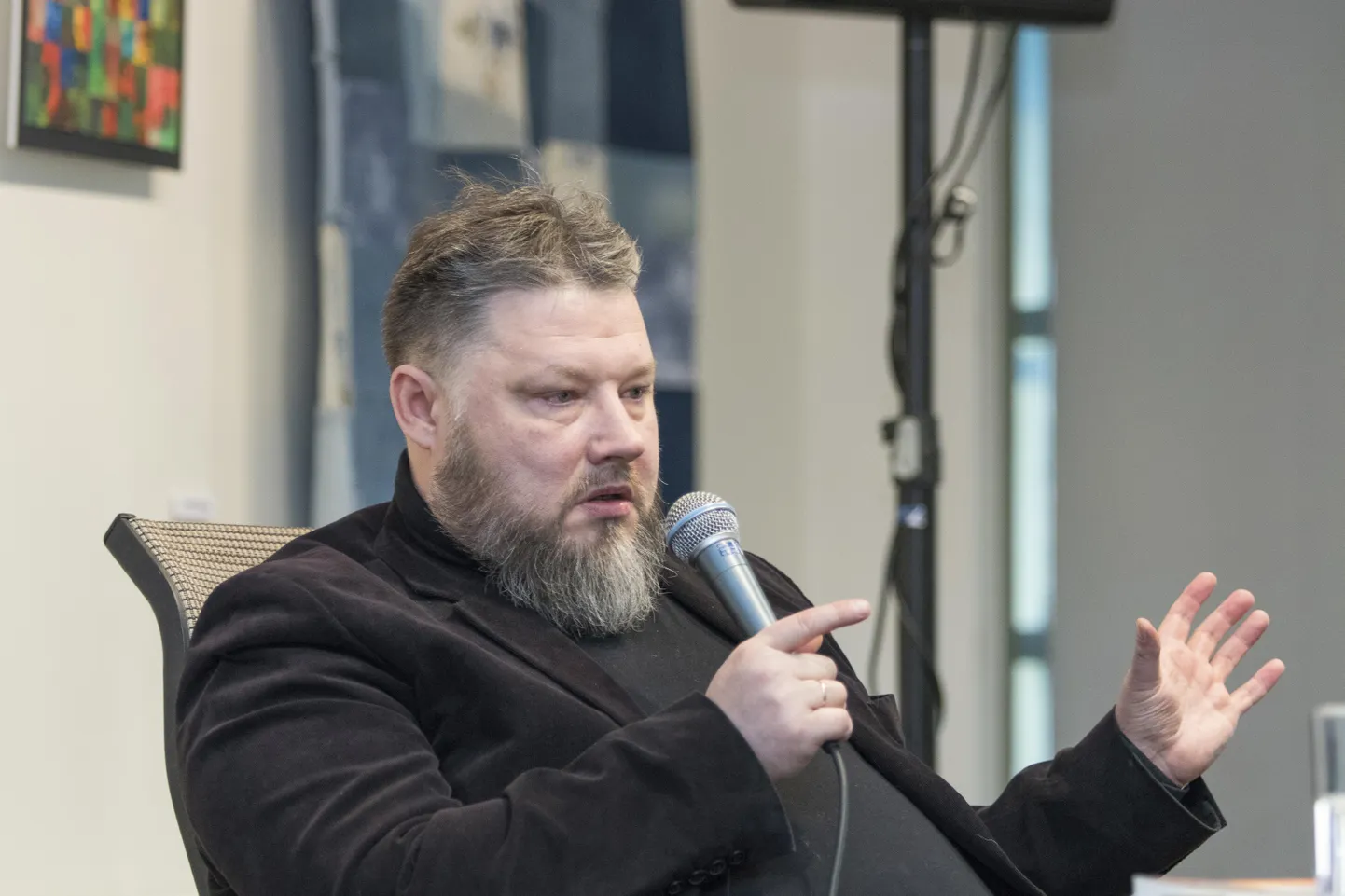 Viljandi linnaraamatukogus tuli Indrek Harglaga kohtuma nii palju huvilisi, et saali pidi toole juurde tooma. Kirjanikul tuli rääkida oma haridusest ja maavälise elu võimalikkusest ning vastata paljudele teistele küsimustele.