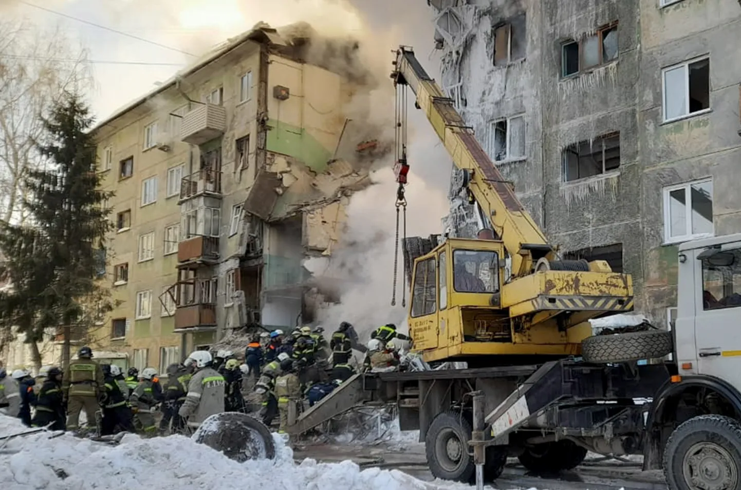В Новосибирске подъезд жилого дома обрушился из-за взрыва газа.