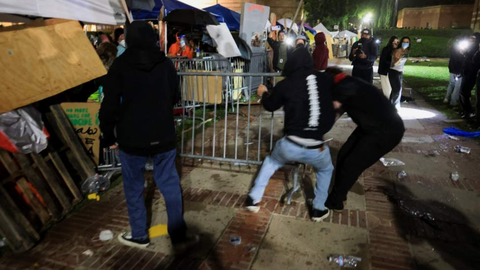 «Ужасающие акты насилия». Столкновения студентов в Калифорнийском университете, полиция штурмовала Колумбийский университет
