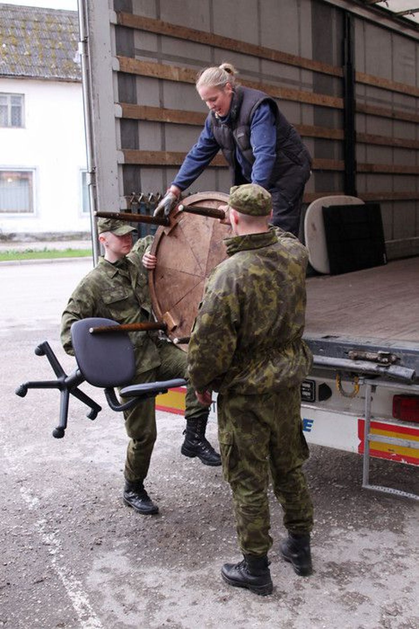 Kevadtormil osalevad sõdurid aitasid Kilingi-Nõmme kauplusel ja selle klientidel mööblit tassida.