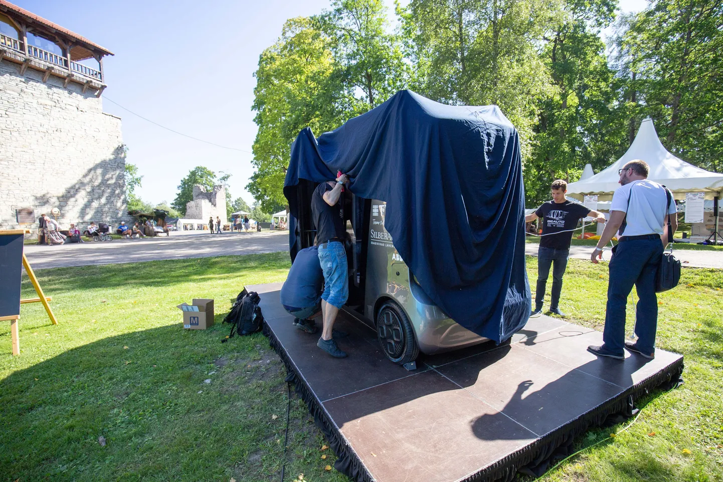 Isesõitev auto Paide Vallimäel