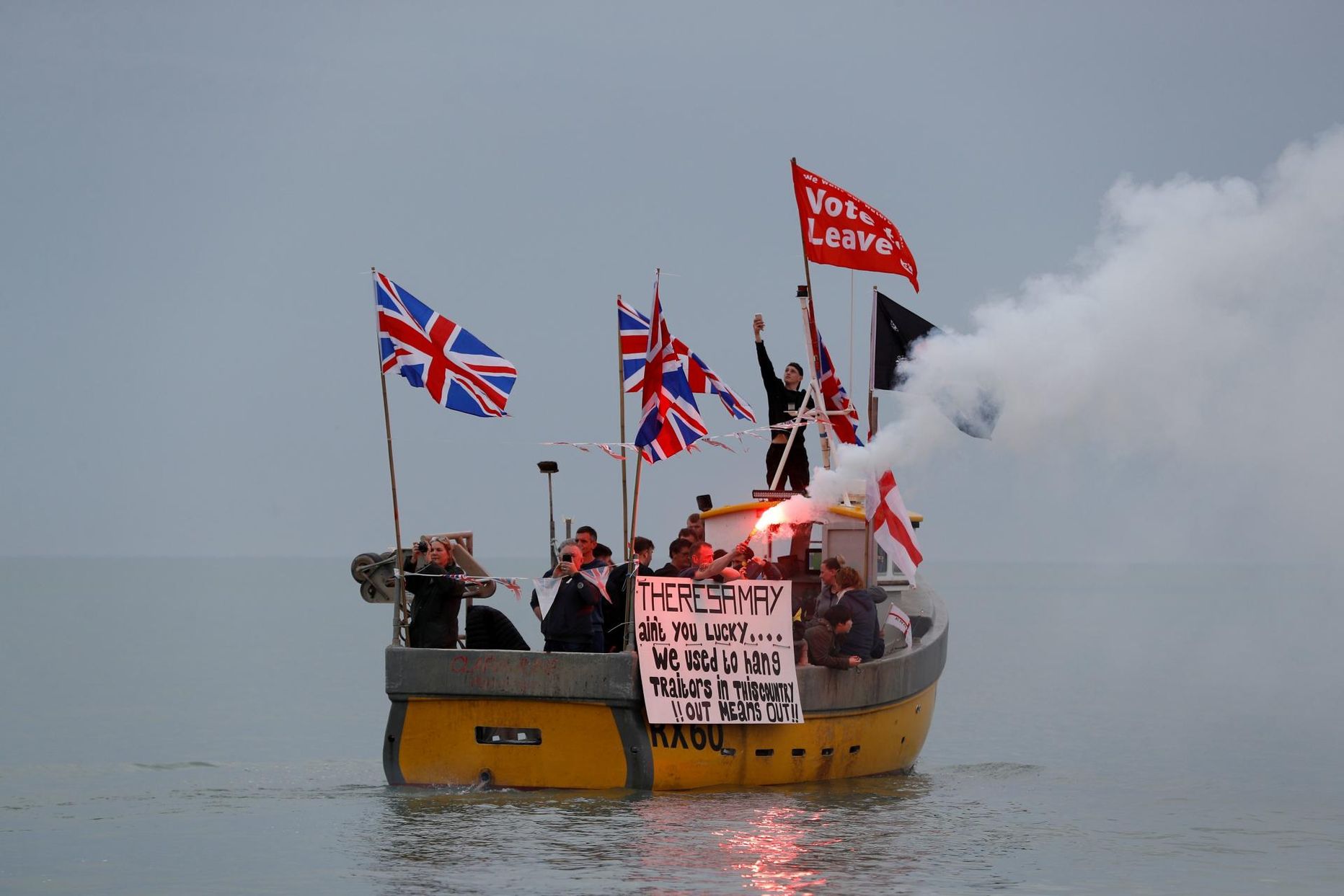 Briti kalameeste protestiaktsioon Brexiti toetuseks ja endise peaministri Theresa May vastu Hastingsis möödunud aastal. Just rannikulinna kalurid olid ilmselt üks otsustav tegur, miks see ringkond 2016. aasta referendumil EList lahkumise poolt hääletas.